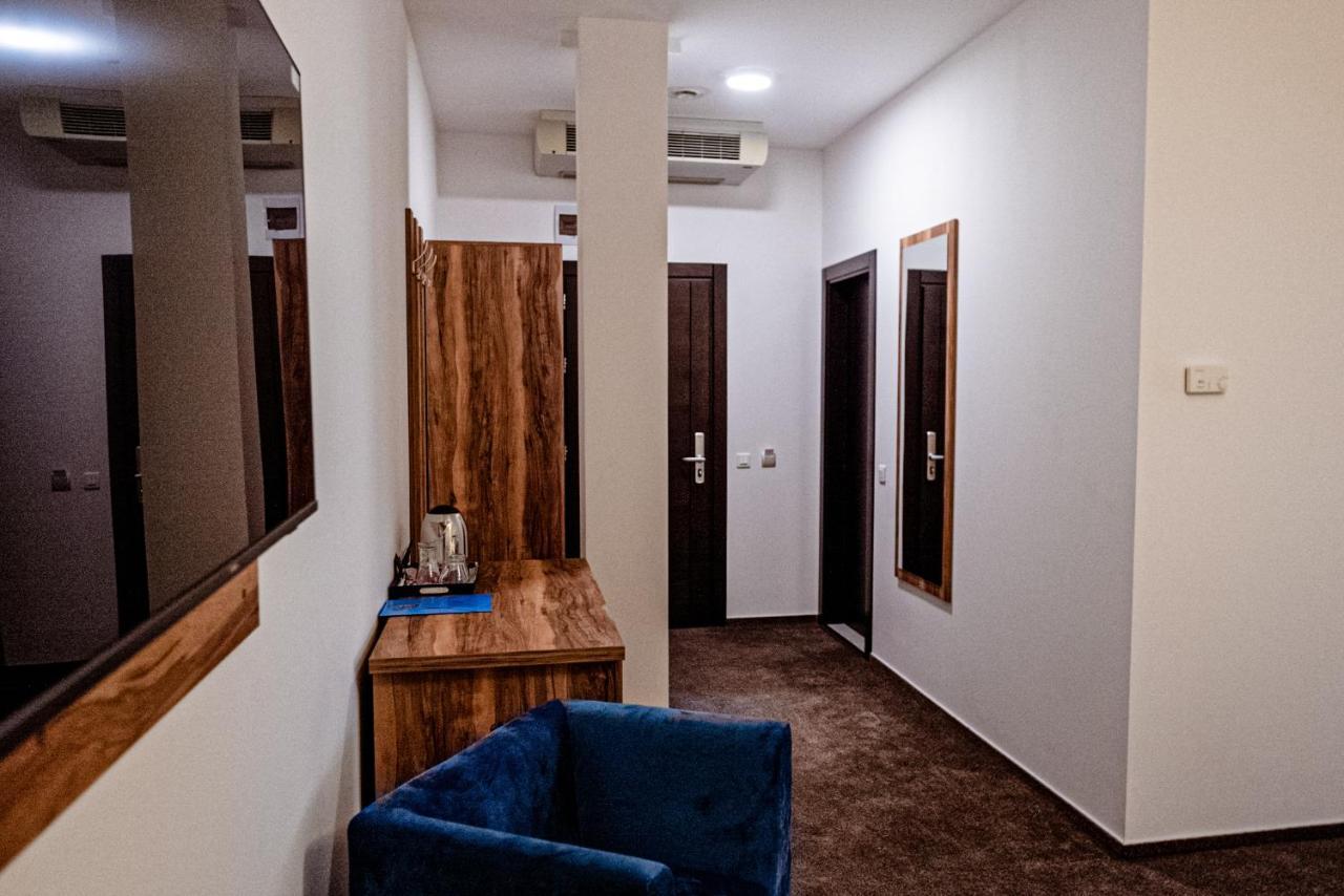 ホテル Raay Brăila エクステリア 写真